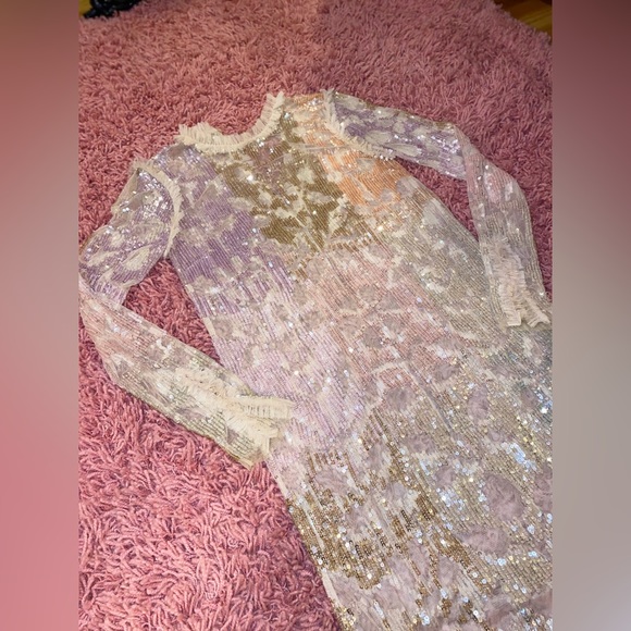 Needle & Thread tiled sequin embellished midi shift dress in rose - Picture 5 of 10